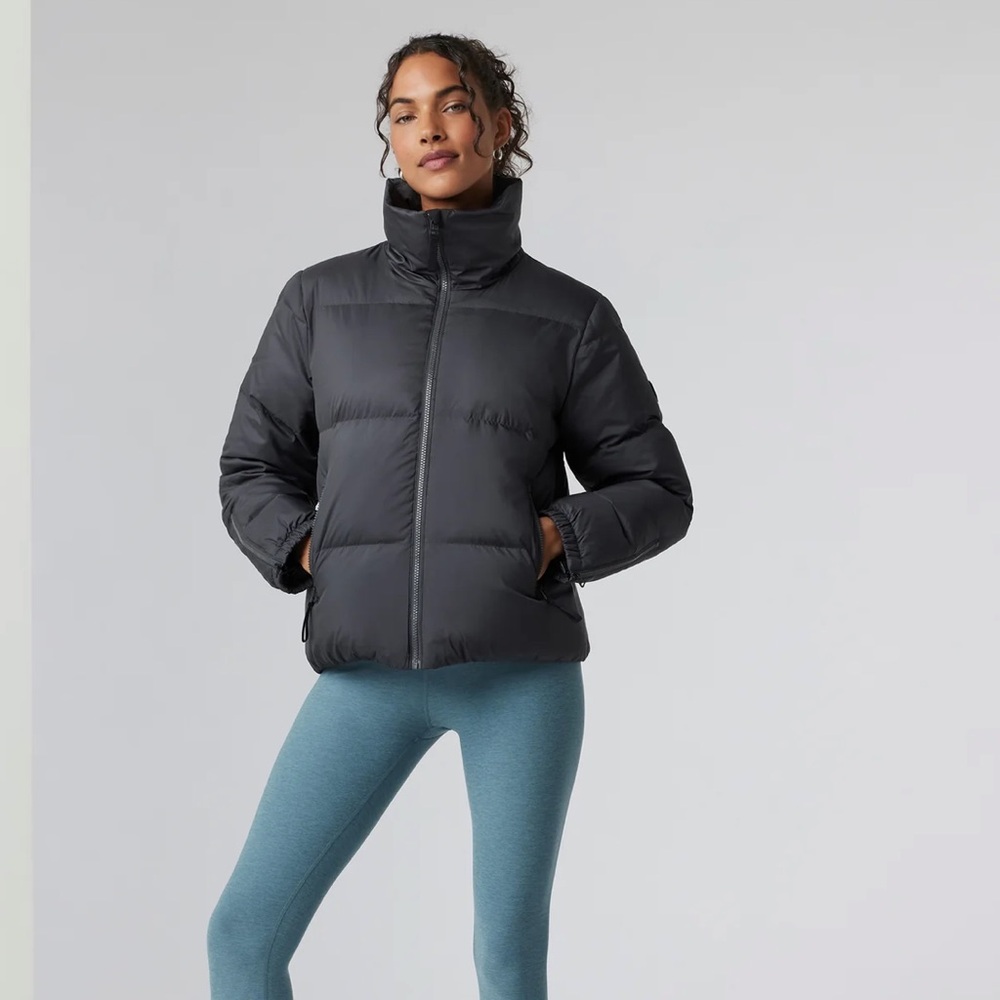 NWT!! Sold out! VUORI Hillside Down Jacket, Size M - Picture 1 of 8